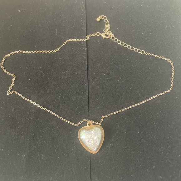 Jewelry - Gold heart necklace